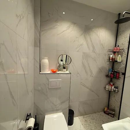 Modern, Newly Renovated And In Appartement
